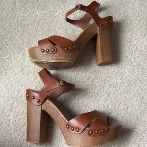 Cognac/brown wood studded platform wedge heel